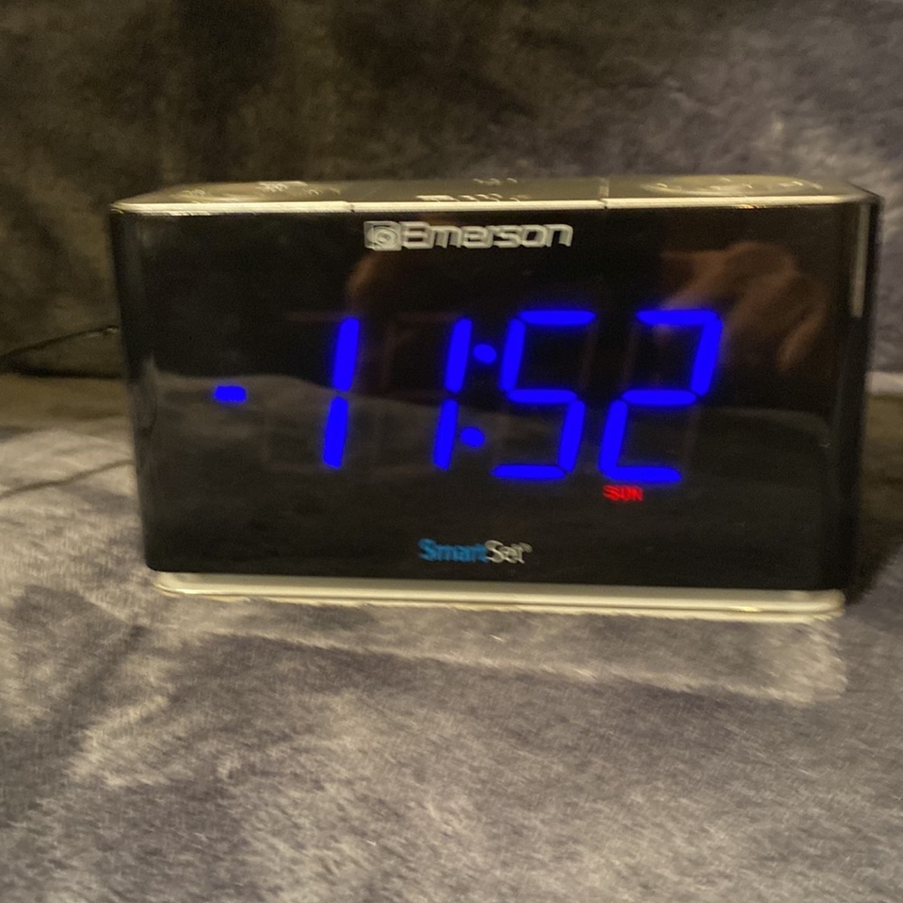 Emerson Smartset Radio Alarm Clock 1.4" Blue LED Digital Display USB Charging...